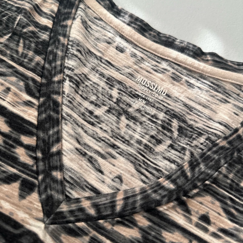 Patterned V-Neck Women's Top - Picture 3 of 6
